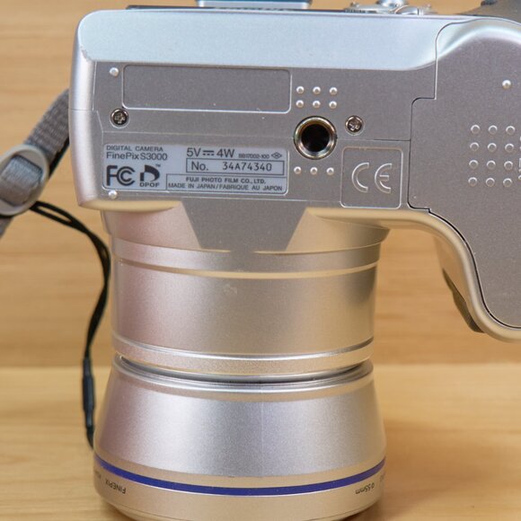 Fujifilm Finepix S3000 3.2MP Digital Camera, with 6x Optical Zoom, Made in Japan - Picture 6 of 9